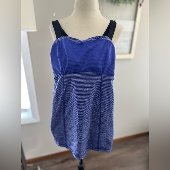 Lululemon workout tank w built in bra. Adjustable straps. Size XS - Picture 2 of 7